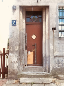 ul. Lecha 7<br />Modernistyczny portal uskokowy z początku lat 30-tych XX wieku z ciekawą stolarką drzwiową. W naświetlu jak w drzwiach zakomponowano figurę rombu.<br />Budynek w niedługim czasie zostanie rozebrany.