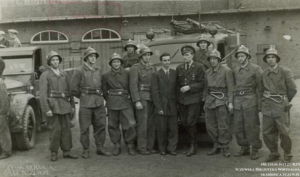 Tczew. Kolejowa Ochotnicza Straż Pożarna w Tczewie. W kadrze widoczny fragment strażnicy przy obecnej ulicy Lecha 11. Lata 50. XX wieku.png