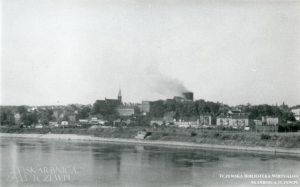 03 Tczew. Panorama miasta. W kadrze widoczna płonąca wieża Kościoła pw. Podwyższenia Krzyża Świętego. 29 sierpnia 1982 roku - rok 1982.png