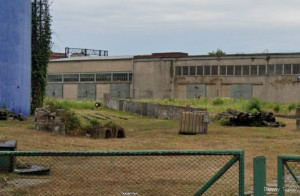 Pelplin - rozjazd wewnętrzny, latarnia rozjazdowa, podkłady, rampa - Google Streetview 2025.jpg
