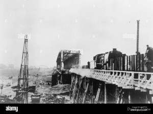 the-german-soviet-invasion-of-poland-1939-german-army-engineers-rebuilding-the-big-railway-bridge-near-the-town-of-tczew-dirschau-which-was-blown-up-by-the-retreating-polish-units-german-army-2X2FF1D.jpg