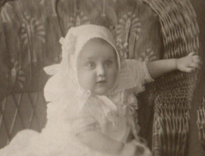 CDV około 1900 Maluch Baby Atelier Paul Kamstiess Dirschau Tczew Prusy Zachodnie (2).png
