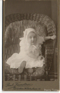 CDV około 1900 Maluch Baby Atelier Paul Kamstiess Dirschau Tczew Prusy Zachodnie (1).jpg
