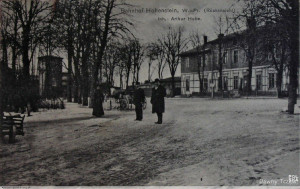 Przed starym dworcem kolejowym w Pszczółkach. Rok 1908.jpg
