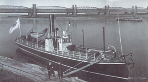 Dirschau-Tczew - Grenzerboot vor der Weichselbrücke, Westpreßen 1922.jpg