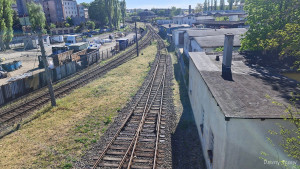 Odgałęzienie do toru bocznicowego (prawy tor, widok z wiaduktu 1 Maja, za plecami fotografa bocznica)