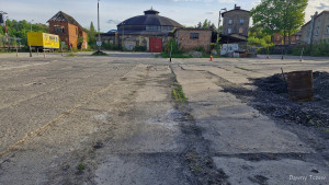 Słabo widoczny tor kolejowy w kierunku okrąglaka