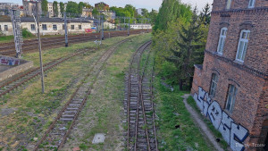 Widok z wiaduktu Gdańska na prawe tory w kierunku nieruchomości PKP i okrąglaka