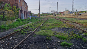 Widok spod wiaduktu Gdańska na tory w okolicy lokomotywowni - widok w kierunku wiaduktu Nowy Rynek