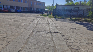 Przejazd na ulicy Za dworcem - widoczne rowki w asfalcie po szynach