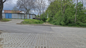 Zaasfaltowane miejsce po przejeździe - wydaje się mi, że jeszcze w ciągu ostatniego roku szyny umieszczone w jezdni były widoczne