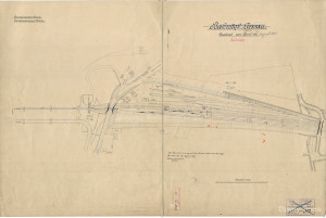 Plan stacji kolejowej normalnotorowej na nasypie (poziom mostu kolejowego na Wiśle) oraz torów bocznych (poniżej nasypu - górna część obrazu) z 1914/1918 roku (tory i rozjazdy wąskotorowe zaznaczone linią przerywaną)