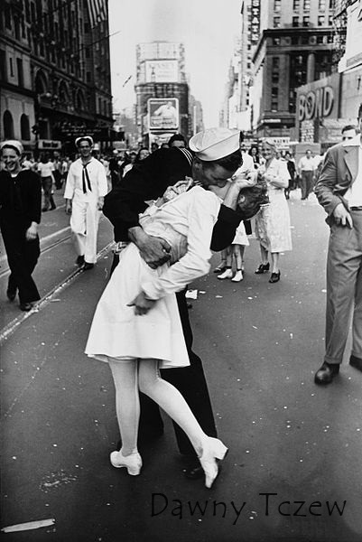 401px-Legendary_kiss_V–J_day_in_Times_Square_Alfred_Eisenstaedt.jpg
