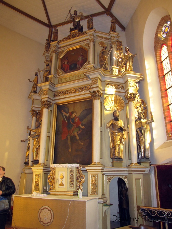 wnętrze ołtarz główny.jpg