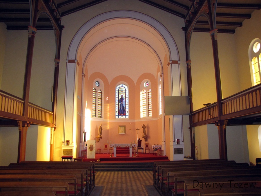 Wnętrze prezbiterium.jpg