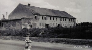 cieletnik2.jpg (97.62 KiB) Przejrzano 10148 razy Cielętnik znajdował się obok budynku przychodni dziecięcej. Zdjęcie z wystawy „Suchostrzygi- wieś, która stała się miastem”